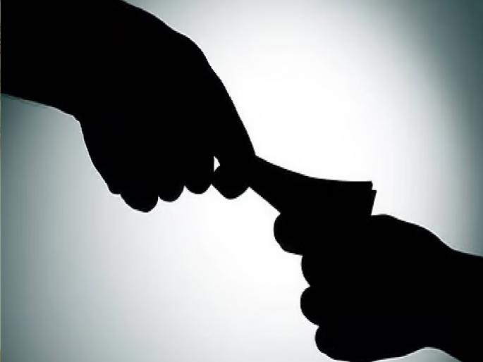 A deputy engineer from the construction sub division of the Zilla Parishad in Guhagar was arrested for accepting a bribe of seven thousand rupees to sign off on a construction bill | Ratnagiri: बांधकामाच्या देयकावर सहीसाठी सात हजाराची लाच घेताना उपअभियंता जाळ्यात A deputy engineer from the construction sub division of the Zilla Parishad in Guhagar was arrested for accepting a bribe of seven thousand rupees to sign off on a construction bill | Ratnagiri: बांधकामाच्या देयकावर सहीसाठी सात हजाराची लाच घेताना उपअभियंता जाळ्यात