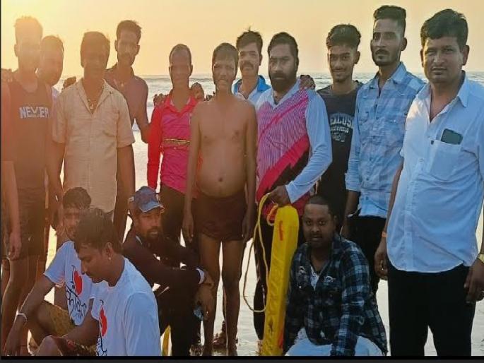 Success in rescuing a young man from Karad who was drowning in the sea off Guhagar | गुहागरच्या समुद्रात बुडणाऱ्या कऱ्हाडच्या तरुणाला वाचविण्यात यश Success in rescuing a young man from Karad who was drowning in the sea off Guhagar | गुहागरच्या समुद्रात बुडणाऱ्या कऱ्हाडच्या तरुणाला वाचविण्यात यश