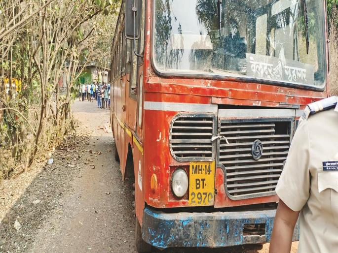 Old woman found under ST bus killed on the spot in Ratnagiri | Ratnagiri News: एसटी बसच्या चाकाखाली अचानक आला मोठा आवाज, बघितलं तर.. Old woman found under ST bus killed on the spot in Ratnagiri | Ratnagiri News: एसटी बसच्या चाकाखाली अचानक आला मोठा आवाज, बघितलं तर..