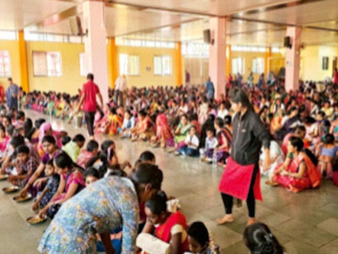 Two lakh breads and 70 kadais of Amti's Mahaprasad, a 138-year-old tradition of Rangdas Swami's Mahaprasad | दोन लाख भाकरी तर ७० कढईत केला आमटीचा महाप्रसाद, रंगदास स्वामींच्या महाप्रसादाची १३८ वर्षांची परंपरा  Two lakh breads and 70 kadais of Amti's Mahaprasad, a 138-year-old tradition of Rangdas Swami's Mahaprasad | दोन लाख भाकरी तर ७० कढईत केला आमटीचा महाप्रसाद, रंगदास स्वामींच्या महाप्रसादाची १३८ वर्षांची परंपरा