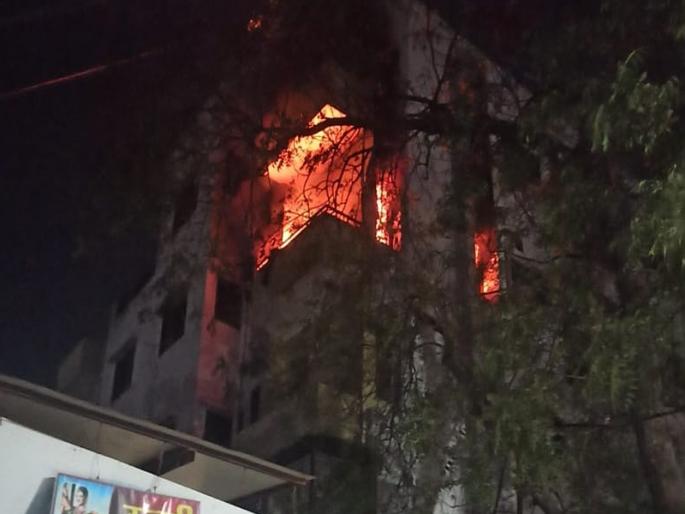 Fire in Bhusawal apartment jalgaon; One Person killed, and one person seriously injured | भुसावळला अपार्टमेंटमध्ये भीषण आग; एकाचा मृत्यू, मुलगा गंभीर जखमी