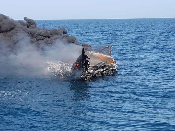 Indian Coast Guard & Gujarat ATS Officers has seized approx 100 kg contraband Heroin from Boat | तटरक्षक दल, गुजरात एटीएसची धडाकेबाज कामगिरी, पाकिस्तानहून अमली पदार्थ घेऊन येणारी बोट उडवली