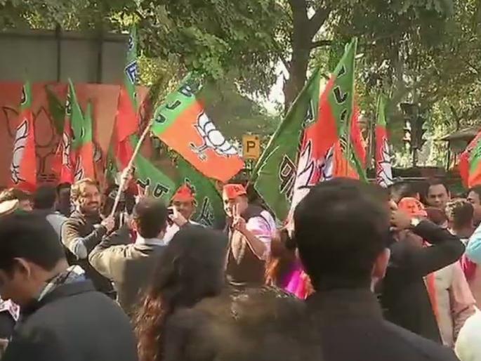 Gujarat elections: BJP has a bigger lead in Saurashtra-Kutch and in south-central Gujarat | गुजरात निवडणूक - सौराष्ट्र-कच्छमध्ये काँग्रेस तर दक्षिण-मध्य गुजरातमध्ये भाजपाला मोठी आघाडी Gujarat elections: BJP has a bigger lead in Saurashtra-Kutch and in south-central Gujarat | गुजरात निवडणूक - सौराष्ट्र-कच्छमध्ये काँग्रेस तर दक्षिण-मध्य गुजरातमध्ये भाजपाला मोठी आघाडी