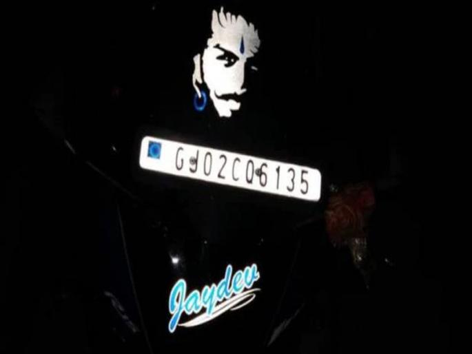 dalit youth beaten brutally for using shivaji sticker at motorcycle in mehsana gujrat | बाईकला शिवरायांचा स्टिकर लावल्यानं दलित तरुणाला मारहाण dalit youth beaten brutally for using shivaji sticker at motorcycle in mehsana gujrat | बाईकला शिवरायांचा स्टिकर लावल्यानं दलित तरुणाला मारहाण