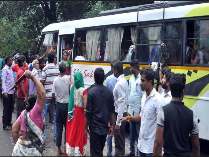 Tourists in Gujarat fight with villagers in Dadagiri, Kankavli | गुजरातमधील पर्यटकांची कोकणात दादागिरी, कणकवली येथे ग्रामस्थांसोबत हाणामारी Tourists in Gujarat fight with villagers in Dadagiri, Kankavli | गुजरातमधील पर्यटकांची कोकणात दादागिरी, कणकवली येथे ग्रामस्थांसोबत हाणामारी