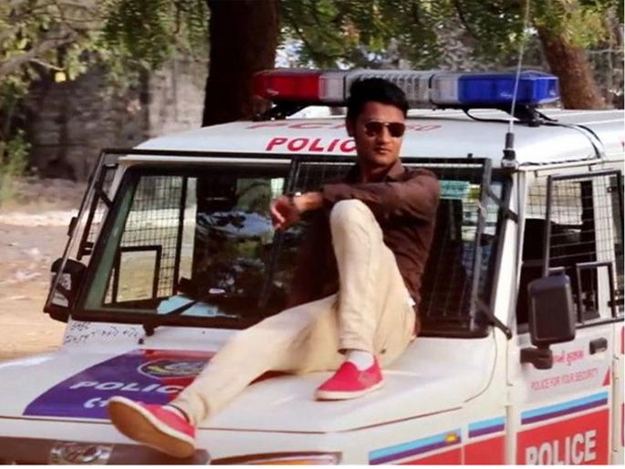 On duty Tik tok! The suspension of the two police constable who made the video while on duty | ऑन ड्युटी Tik tok ! कर्तव्यावर असताना व्हिडीओ बनविणाऱ्या पोलिसांचं निलंबन On duty Tik tok! The suspension of the two police constable who made the video while on duty | ऑन ड्युटी Tik tok ! कर्तव्यावर असताना व्हिडीओ बनविणाऱ्या पोलिसांचं निलंबन