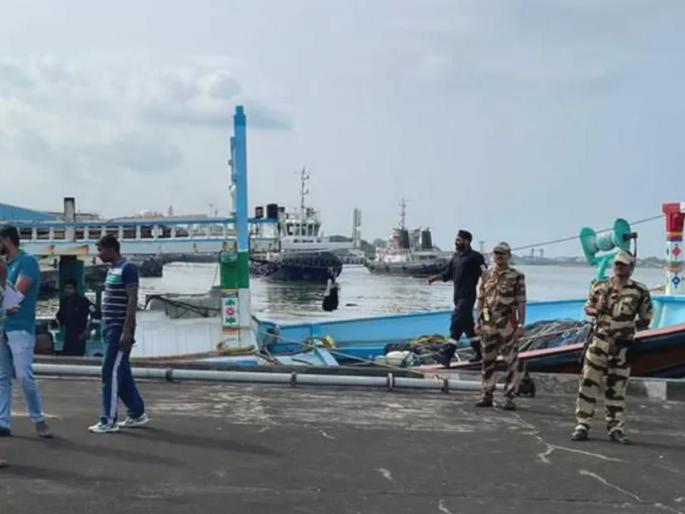 Gujarat ATS captures Pakistani smugglers' boat, drugs worth Rs 350 crore seized | गुजरात एटीएसची मोठी कारवाई! पाकिस्तानी तस्करांची बोट पकडली, ३५० कोटींचे ड्रग्ज जप्त