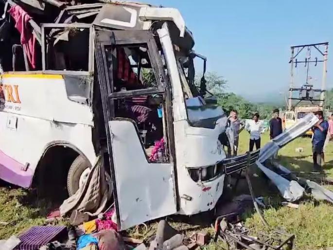 The driver was making a reel, then the bus hit the electric pole, 3 passengers died  | रिल बनवत होता ड्रायव्हर, तेवढ्यात विजेच्या खांबावर आदळली बस, ३ प्रवाशांचा मृत्यू  The driver was making a reel, then the bus hit the electric pole, 3 passengers died  | रिल बनवत होता ड्रायव्हर, तेवढ्यात विजेच्या खांबावर आदळली बस, ३ प्रवाशांचा मृत्यू
