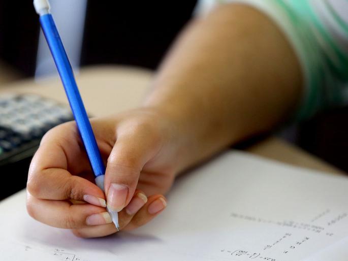 Gujarat Gshseb 959 Students Mass Copied Wrote same answers with same Mistakes In Board Exam | सामूहिक कॉपीचं 'गुजरात मॉडेल'; 959 कॉपीबहाद्दरांनी लिहिली चुकीची उत्तरं Gujarat Gshseb 959 Students Mass Copied Wrote same answers with same Mistakes In Board Exam | सामूहिक कॉपीचं 'गुजरात मॉडेल'; 959 कॉपीबहाद्दरांनी लिहिली चुकीची उत्तरं