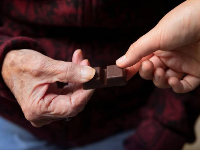 59-year-old businesswoman feeds her girlfriend chocolates, blackmails shopkeeper by recording video, finally... | ५९ वर्षीय व्यावयसायिकाने गर्लफ्रेंडला चॉकलेट भरवले, व्हिडीओ रेकॉर्ड करून दुकानदाराने ब्लॅकमेल केले, अखेर... 