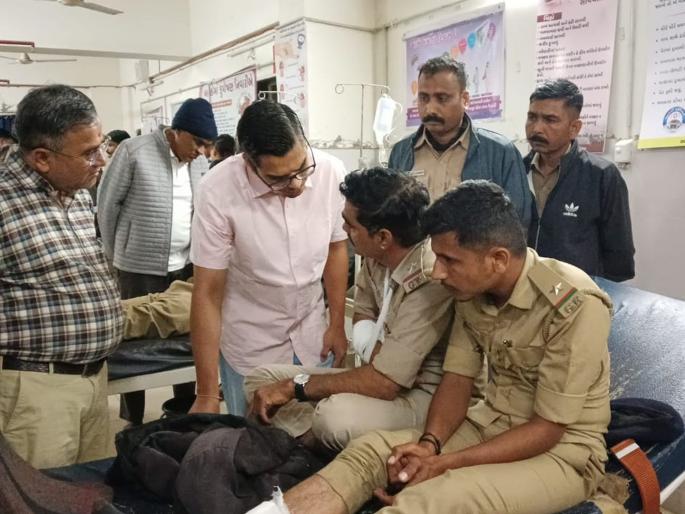 Gujarat: Officers who went for survey attacked by mob with stones and bows, 47 injured | सर्व्हेसाठी गेलेल्या अधिकाऱ्यांवर जमावाकडून दगड आणि धनुष्यबाणांद्वारे हल्ला, ४७ जण जखमी Gujarat: Officers who went for survey attacked by mob with stones and bows, 47 injured | सर्व्हेसाठी गेलेल्या अधिकाऱ्यांवर जमावाकडून दगड आणि धनुष्यबाणांद्वारे हल्ला, ४७ जण जखमी