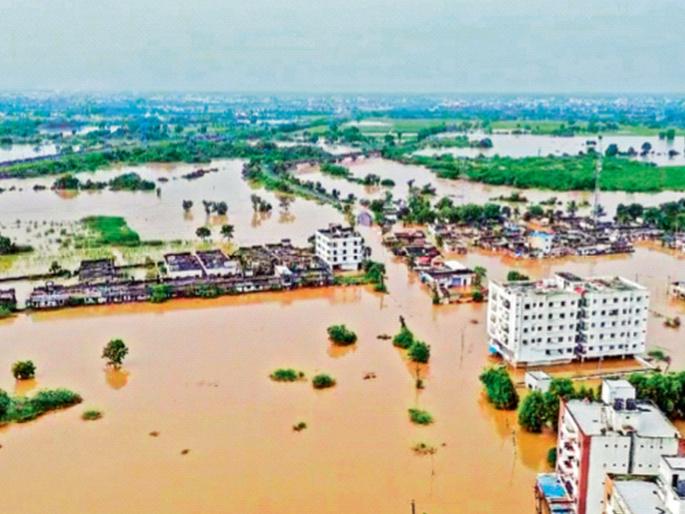 49 victims of rain in Gujarat; Rescue of 37 thousand people; Flood situation continues in Surat  | गुजरातमध्ये पावसाचे ४९ बळी; ३७ हजार लोकांची सुटका; सुरतमध्ये पूरस्थिती कायम  49 victims of rain in Gujarat; Rescue of 37 thousand people; Flood situation continues in Surat  | गुजरातमध्ये पावसाचे ४९ बळी; ३७ हजार लोकांची सुटका; सुरतमध्ये पूरस्थिती कायम