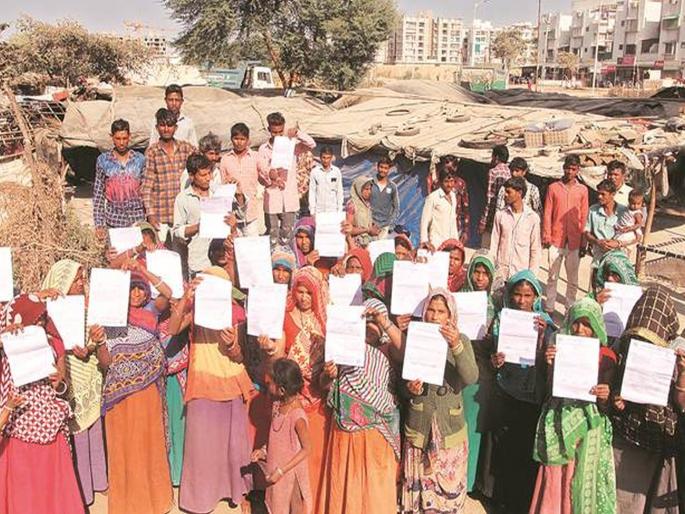 Ahead of us president Donald Trump visit 45 families in Gujarat slum gets eviction notices | Donald Trump's India Visit : डोनाल्ड ट्रम्प यांच्या दौऱ्याआधी ४५ कुटुंबांना घरं रिकामी करण्याचे आदेश Ahead of us president Donald Trump visit 45 families in Gujarat slum gets eviction notices | Donald Trump's India Visit : डोनाल्ड ट्रम्प यांच्या दौऱ्याआधी ४५ कुटुंबांना घरं रिकामी करण्याचे आदेश