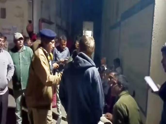 Girl falls into lake while walking; Five people including mother and brother who went to save her drown | चालताना तलावात घसरुन पडली मुलगी; वाचवायला गेलेल्या आई आणि भावासह पाच जणांचा बुडून मृत्यू Girl falls into lake while walking; Five people including mother and brother who went to save her drown | चालताना तलावात घसरुन पडली मुलगी; वाचवायला गेलेल्या आई आणि भावासह पाच जणांचा बुडून मृत्यू