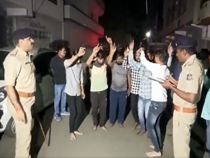 Gujarat Rajkot news; police arrested seven drunker youth and made them to dance on the same street | Video: दारुड्यांना घडली चांगलीच अद्दल; पोलिसांनी अटक केले आणि त्याच ठिकाणी नाचायला लावले Gujarat Rajkot news; police arrested seven drunker youth and made them to dance on the same street | Video: दारुड्यांना घडली चांगलीच अद्दल; पोलिसांनी अटक केले आणि त्याच ठिकाणी नाचायला लावले