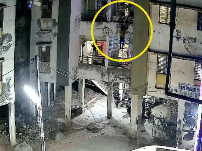 Husband falls off balcony, hangs from grill; wife runs to save him, but fate intervenes! | बाल्कनीतून पाय घसरला, पती ग्रिलवर लटकला; वाचवण्यासाठी पत्नी धावली, पण नियतीने डाव साधला! Husband falls off balcony, hangs from grill; wife runs to save him, but fate intervenes! | बाल्कनीतून पाय घसरला, पती ग्रिलवर लटकला; वाचवण्यासाठी पत्नी धावली, पण नियतीने डाव साधला!