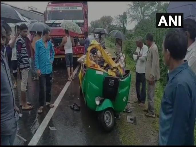 5 died in road accident between auto rickshaw and truck in gujarat | गुजरातमध्ये रिक्षा आणि ट्रकचा भीषण अपघात, 5 जणांचा मृत्यू 5 died in road accident between auto rickshaw and truck in gujarat | गुजरातमध्ये रिक्षा आणि ट्रकचा भीषण अपघात, 5 जणांचा मृत्यू