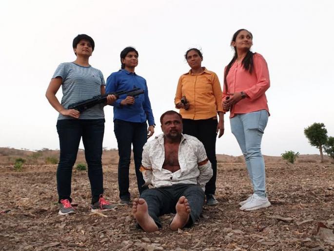 Video: Dreaded history sheeter Jusab Allarakha nabbed by ATS team including four woman PSI | Video: गुजरात ATSच्या महिला अधिकाऱ्यांची कामगिरी, कुख्यात गुन्हेगाराला केली अटक 