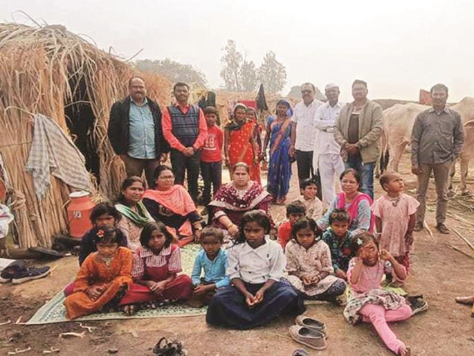 Education officials went to Gujarat in search of migrant students; sugarcane Labour changes his mind | स्थलांतरित विद्यार्थ्यांच्या शोधात शिक्षणाधिकारी गेल्या गुजरातेत; २२ उसतोड मंजुरांची मुलं परतली Education officials went to Gujarat in search of migrant students; sugarcane Labour changes his mind | स्थलांतरित विद्यार्थ्यांच्या शोधात शिक्षणाधिकारी गेल्या गुजरातेत; २२ उसतोड मंजुरांची मुलं परतली