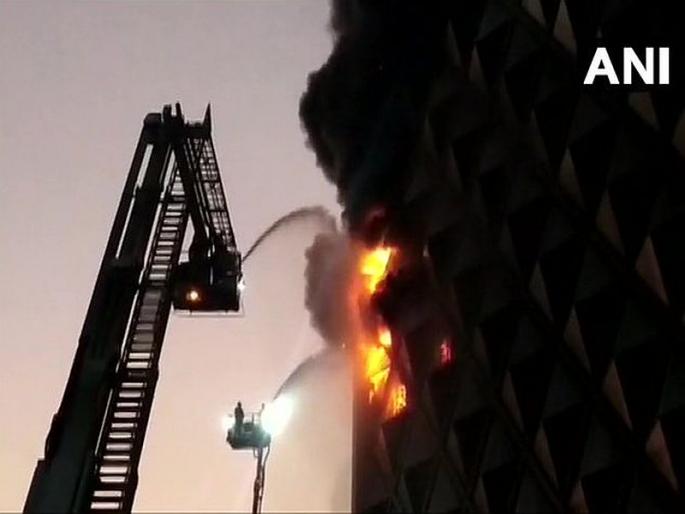 Gujarat Fire breaks out in Raghuveer Market in Surat. 40 fire tenders at the spot | सूरतमधील रघुवीर मार्केटमध्ये भीषण आग Gujarat Fire breaks out in Raghuveer Market in Surat. 40 fire tenders at the spot | सूरतमधील रघुवीर मार्केटमध्ये भीषण आग