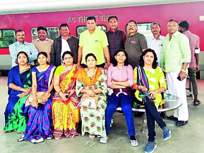 Nagpur sarpanch to Gujarat to recite the lessons of 'Panchayat Raj' | 'पंचायत राज'चे धडे गिरविण्यासाठी नागपूरचे सरपंच गुजरातला Nagpur sarpanch to Gujarat to recite the lessons of 'Panchayat Raj' | 'पंचायत राज'चे धडे गिरविण्यासाठी नागपूरचे सरपंच गुजरातला
