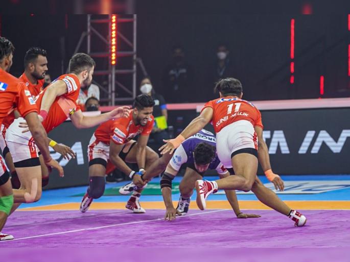 Pro Kabaddi League 2021-22: Bengaluru Bulls script a brilliant comeback to win against Puneri Paltan, Haryana Steelers beat Gujarat Giants | Pro Kabaddi League 2021-22: दीड मिनिटांत ग्रह फिरले अन् गुजरातवर हरयाणा भारी पडले; पुण्यानं आघाडी घेऊनही बंगळुरूकडून मानली हार  Pro Kabaddi League 2021-22: Bengaluru Bulls script a brilliant comeback to win against Puneri Paltan, Haryana Steelers beat Gujarat Giants | Pro Kabaddi League 2021-22: दीड मिनिटांत ग्रह फिरले अन् गुजरातवर हरयाणा भारी पडले; पुण्यानं आघाडी घेऊनही बंगळुरूकडून मानली हार