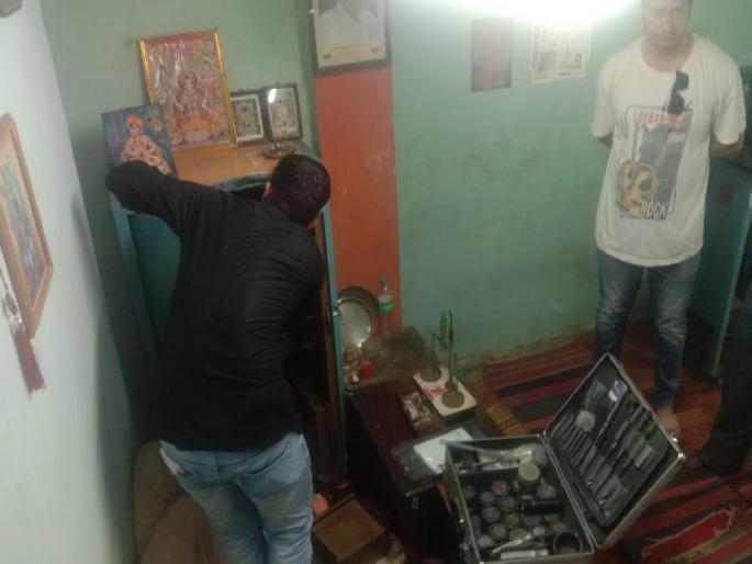 Five goldsmith shops were broken into in Kolhapur early in the morning, about 15 tolas of gold looted | कोल्हापुरात चोरट्याने पाच सोनार दुकाने फोडली, सुमारे १५ तोळे सोने लंपास Five goldsmith shops were broken into in Kolhapur early in the morning, about 15 tolas of gold looted | कोल्हापुरात चोरट्याने पाच सोनार दुकाने फोडली, सुमारे १५ तोळे सोने लंपास
