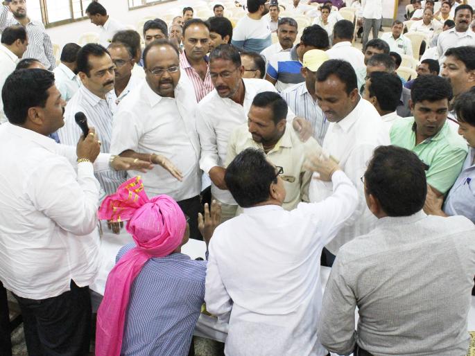 Kolhapur: Do not apply to farmers 'nada, junk producers' hint | कोल्हापूर : शेतकऱ्यांच्या नादाला लागू नका, गूळ उत्पादकांचा इशारा Kolhapur: Do not apply to farmers 'nada, junk producers' hint | कोल्हापूर : शेतकऱ्यांच्या नादाला लागू नका, गूळ उत्पादकांचा इशारा