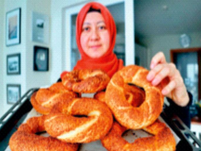 Turkish bread sticks soaked in molasses | काकवीत भिजलेल्या तुर्कीश ब्रेडच्या बांगड्या Turkish bread sticks soaked in molasses | काकवीत भिजलेल्या तुर्कीश ब्रेडच्या बांगड्या