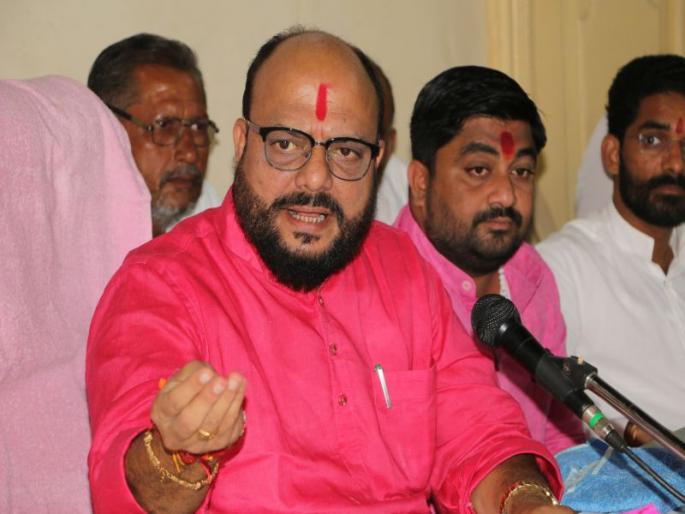 Karnataka government shows its level again, criticizes Gulabrao Patil | कर्नाटक सरकारनं पुन्हा आपली पातळी दाखवली, गुलाबराव पाटलांची टीका Karnataka government shows its level again, criticizes Gulabrao Patil | कर्नाटक सरकारनं पुन्हा आपली पातळी दाखवली, गुलाबराव पाटलांची टीका