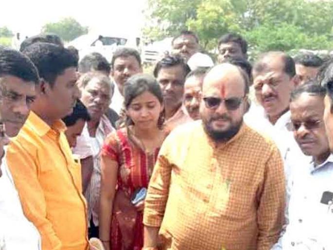 gulabrao patil welcomed by the activists; two female with 5 activists injured | मंत्र्यांच्या स्वागतप्रसंगी चेंगराचेंगरी, दोन महिला पदाधिकाऱ्यांसह 5 जण जखमी gulabrao patil welcomed by the activists; two female with 5 activists injured | मंत्र्यांच्या स्वागतप्रसंगी चेंगराचेंगरी, दोन महिला पदाधिकाऱ्यांसह 5 जण जखमी