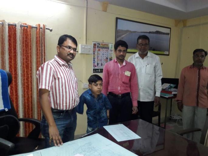 Raver: Administration of Social Justice to help by giving financial assistance to Divyang Ghulam Hussain | रावेर : दिव्यांग गुलाम हुसेनला अर्थसाहाय्य देऊन सामाजिक न्याय देण्यासाठी सरसावलं प्रशासन  Raver: Administration of Social Justice to help by giving financial assistance to Divyang Ghulam Hussain | रावेर : दिव्यांग गुलाम हुसेनला अर्थसाहाय्य देऊन सामाजिक न्याय देण्यासाठी सरसावलं प्रशासन