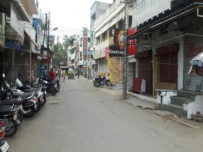 Aurangabad Violence: Gulmandi, runway shutters in Mohalla; Prohibition of the arrest of the lizard wrestler | Aurangabad Violence : गुलमंडी, धावणी मोहल्ल्यात व्यापाऱ्यांचा बंद; लच्छू पहिलवानच्या अटकेचा केला निषेध  Aurangabad Violence: Gulmandi, runway shutters in Mohalla; Prohibition of the arrest of the lizard wrestler | Aurangabad Violence : गुलमंडी, धावणी मोहल्ल्यात व्यापाऱ्यांचा बंद; लच्छू पहिलवानच्या अटकेचा केला निषेध