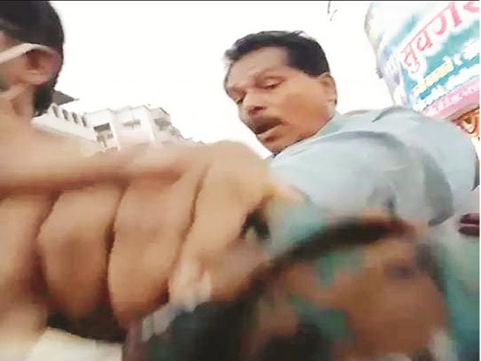 Political activists beaten up Municipal team for wearing masks | मास्क लावण्यावरून मनपा पथकाला राजकीय कार्यकर्त्यांची मारहाण Political activists beaten up Municipal team for wearing masks | मास्क लावण्यावरून मनपा पथकाला राजकीय कार्यकर्त्यांची मारहाण