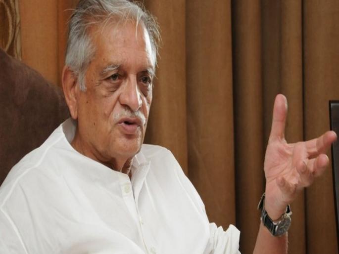 People do not take the role of people in Maharashtra, because the leaders like Pansare and Dabholkar were killed - Gulzar | महाराष्ट्रातील लोक भूमिका घेत नाहीत म्हणून पानसरे व दाभोलकरांसारख्या विचारवंतांच्या हत्या झाल्या- गुलजार People do not take the role of people in Maharashtra, because the leaders like Pansare and Dabholkar were killed - Gulzar | महाराष्ट्रातील लोक भूमिका घेत नाहीत म्हणून पानसरे व दाभोलकरांसारख्या विचारवंतांच्या हत्या झाल्या- गुलजार