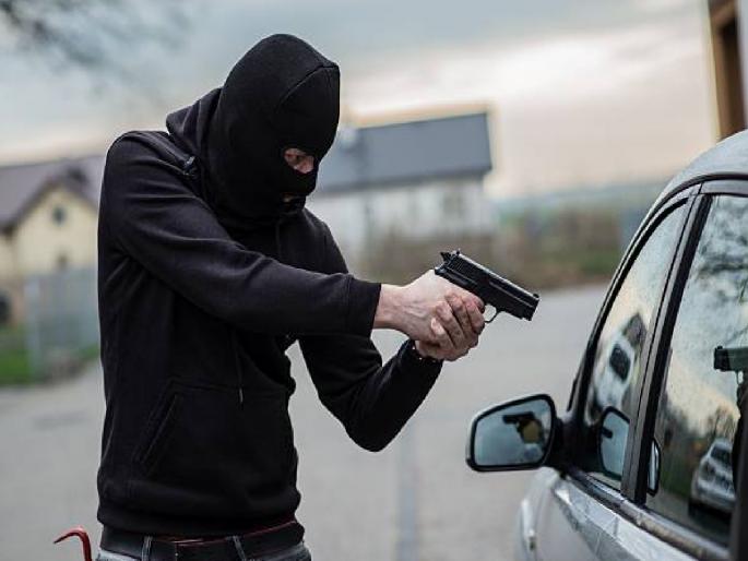 Robbers stopped the car by jacking it; robbed a doctor's family from Solapur at gunpoint | रोडवर 'जॅक' टाकून थांबवली गाडी; सोलापूरच्या डॉक्टर कुटुंबाला पिस्तुलाचा धाकावर लुटले! Robbers stopped the car by jacking it; robbed a doctor's family from Solapur at gunpoint | रोडवर 'जॅक' टाकून थांबवली गाडी; सोलापूरच्या डॉक्टर कुटुंबाला पिस्तुलाचा धाकावर लुटले!