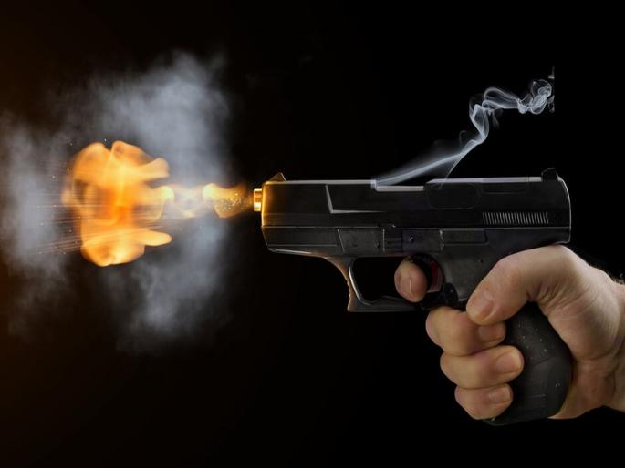 argument between three drunken friends; fourth fired bullet into the air in Bhusaval | तीन मद्यपी मित्रांमध्ये वाद झाला; चौथ्याने हवेत गोळीबार केला argument between three drunken friends; fourth fired bullet into the air in Bhusaval | तीन मद्यपी मित्रांमध्ये वाद झाला; चौथ्याने हवेत गोळीबार केला