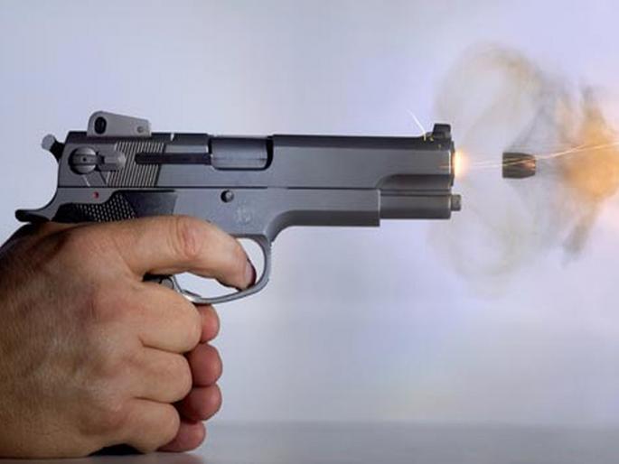 one critically injured in fire in oshiwara | ओशिवऱ्यात गोळीबार; छातीला गोळी लागल्यानं एक गंभीर जखमी one critically injured in fire in oshiwara | ओशिवऱ्यात गोळीबार; छातीला गोळी लागल्यानं एक गंभीर जखमी