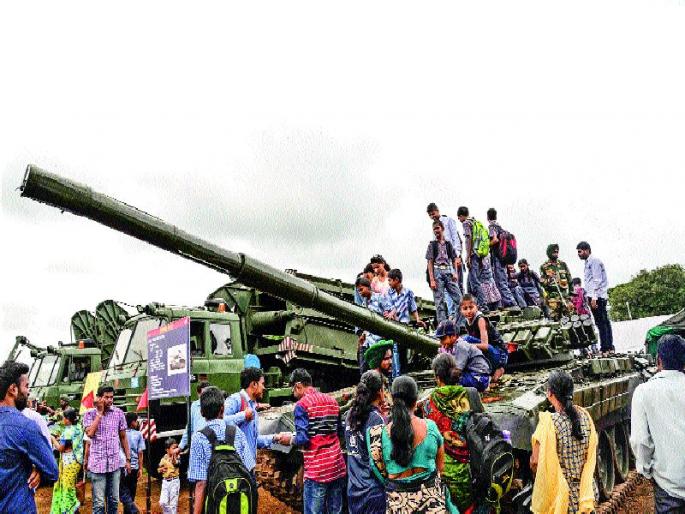 Information about weapons taken by the students | विद्यार्थ्यांनी घेतली शस्त्रांची माहिती Information about weapons taken by the students | विद्यार्थ्यांनी घेतली शस्त्रांची माहिती