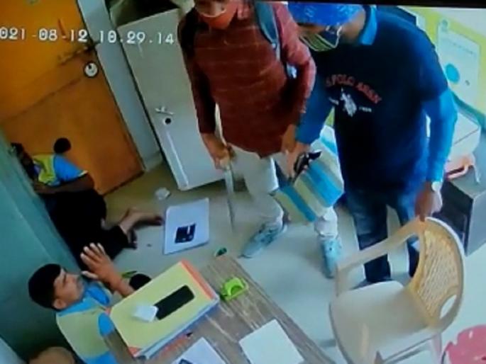 Came on a sports bike, stopped a pistol and looted Rs 1 lack 26 thousand at Petrol Pump Near Maliwada | स्पोर्ट बाईकवर आले अन् पिस्तुल रोखत क्षणार्धात सव्वा लाख रुपये लुटले Came on a sports bike, stopped a pistol and looted Rs 1 lack 26 thousand at Petrol Pump Near Maliwada | स्पोर्ट बाईकवर आले अन् पिस्तुल रोखत क्षणार्धात सव्वा लाख रुपये लुटले