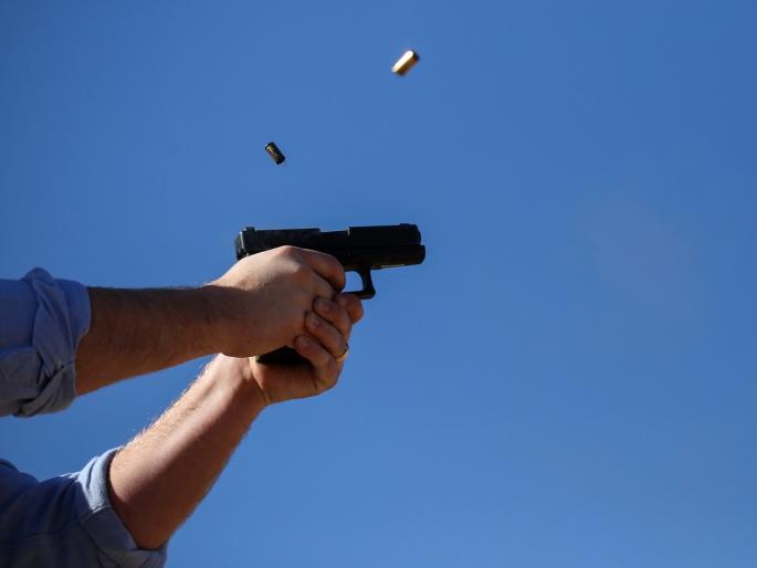 In anger at the owner's complaint to the police, the laborer was beaten up, firing in the air caused excitement | मालकाने पोलिसात तक्रार दिल्याच्या रागातून मजुरास मारहाण, हवेत गोळीबार केल्याने खळबळ In anger at the owner's complaint to the police, the laborer was beaten up, firing in the air caused excitement | मालकाने पोलिसात तक्रार दिल्याच्या रागातून मजुरास मारहाण, हवेत गोळीबार केल्याने खळबळ