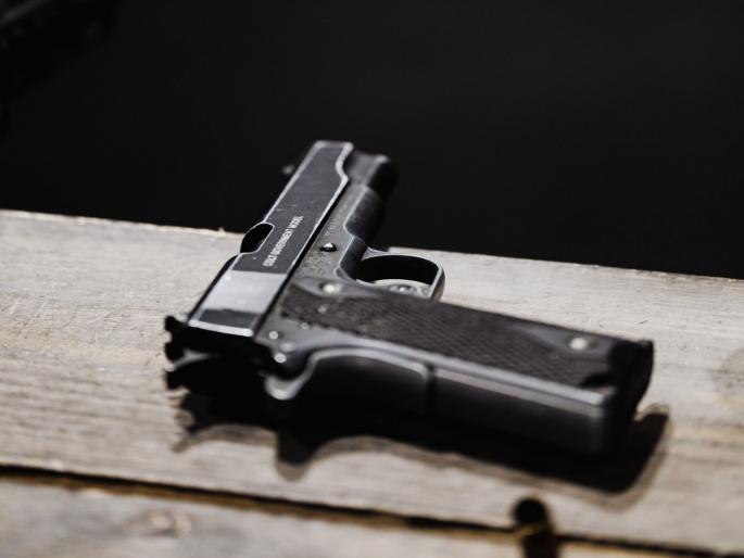 MLA's former bodyguard pulled out a pistol in the street crime news Pune | गाडीला कट मारण्याचा राग आला; माजी अंगरक्षकाने भर रस्त्यात रोखले पिस्तुल MLA's former bodyguard pulled out a pistol in the street crime news Pune | गाडीला कट मारण्याचा राग आला; माजी अंगरक्षकाने भर रस्त्यात रोखले पिस्तुल