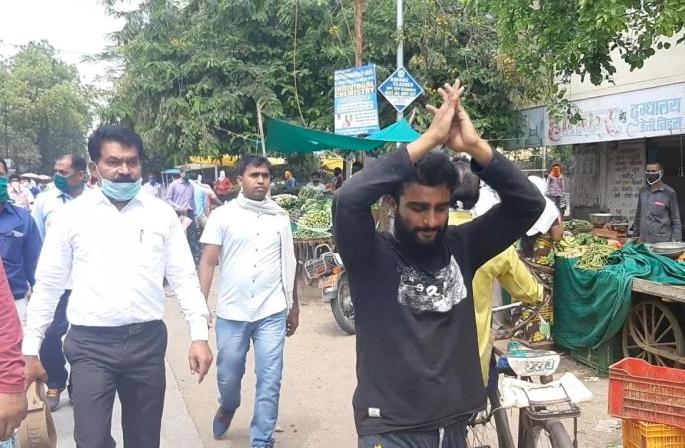 Notorious goon pull out of the street and panic ends! | कुख्यात गुंडांची रस्त्यावरून वरात काढून संपविली दहशत! Notorious goon pull out of the street and panic ends! | कुख्यात गुंडांची रस्त्यावरून वरात काढून संपविली दहशत!