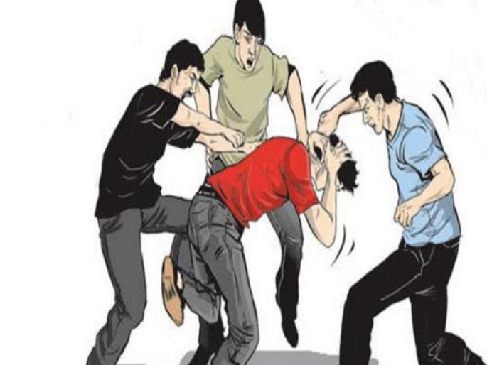 Hooliganism in front of the police station in Chinchwad | चिंचवडमध्ये पोलीस ठाण्यासमोरच गुंडाचा राडा