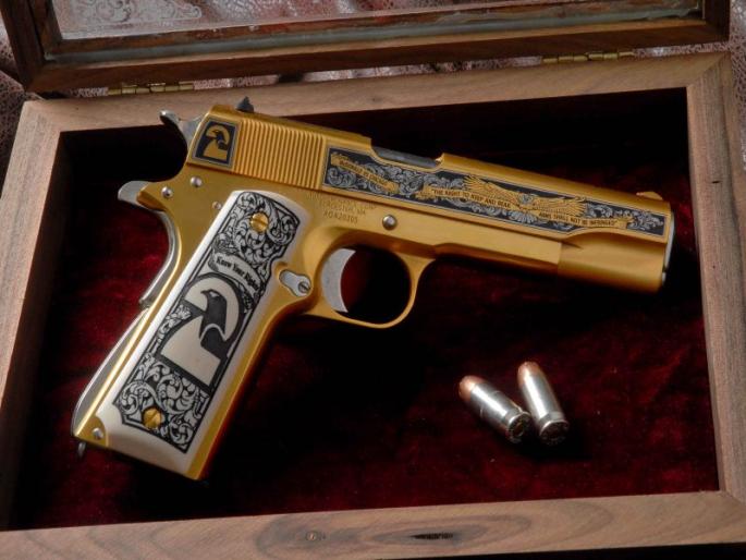 Bastard sent to pistols from the sweet box, the ransom employee was suspended | मिठाईच्या बॉक्समधून बॉसलाच पाठवले पिस्तूल, खंडणीखोर कर्मचारी अटकेत Bastard sent to pistols from the sweet box, the ransom employee was suspended | मिठाईच्या बॉक्समधून बॉसलाच पाठवले पिस्तूल, खंडणीखोर कर्मचारी अटकेत