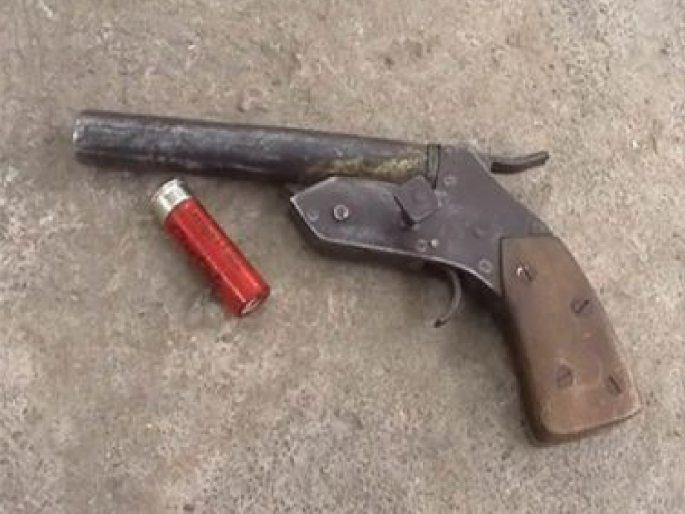 crime news UP; Prayagraj boy arrived school with an illegal gun in bag | सर्वांसमोर कोंबडा बनवल्याचा राग; संतापलेला विद्यार्थी थेट गावठी पिस्तूल घेऊन शाळेत गेला crime news UP; Prayagraj boy arrived school with an illegal gun in bag | सर्वांसमोर कोंबडा बनवल्याचा राग; संतापलेला विद्यार्थी थेट गावठी पिस्तूल घेऊन शाळेत गेला