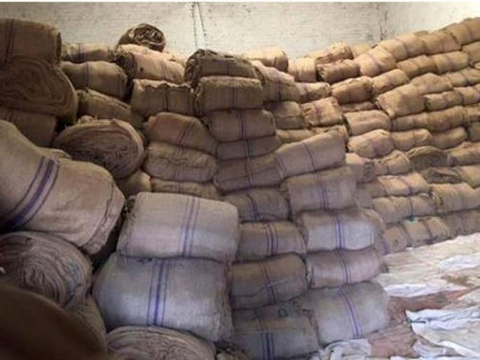 The question of burdock for buying coarse grains including maize was solved; Purchase of remaining bags at NAFED | मकासह भरडधान्य खरेदीसाठी बारदानाचा प्रश्न सुटला ; नाफेडकडे शिल्लक बारदानाची खरेदी The question of burdock for buying coarse grains including maize was solved; Purchase of remaining bags at NAFED | मकासह भरडधान्य खरेदीसाठी बारदानाचा प्रश्न सुटला ; नाफेडकडे शिल्लक बारदानाची खरेदी