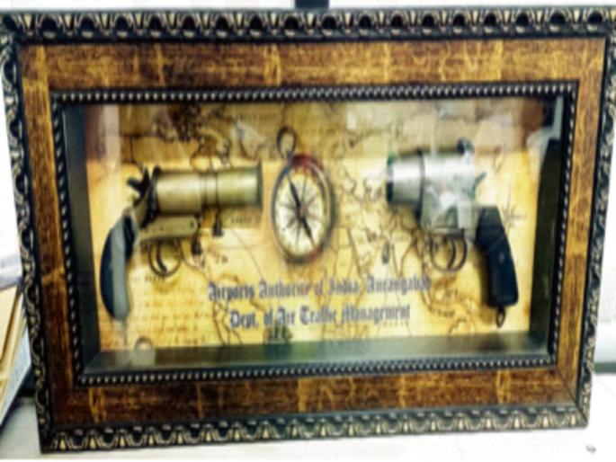 Two guns saved at Chikalthana airport when the signal was given to the aircraft by gun, aurangabad | जेव्हा बंदुकीने विमानांना दिला जात असे सिग्नल, चिकलठाणा विमानतळावर दोन बंदुकींचे जतन Two guns saved at Chikalthana airport when the signal was given to the aircraft by gun, aurangabad | जेव्हा बंदुकीने विमानांना दिला जात असे सिग्नल, चिकलठाणा विमानतळावर दोन बंदुकींचे जतन