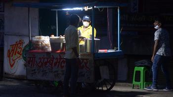 Panipuri cart becoming Corona hotspots in Nagpur | नागपुरात पाणीपुरीचे ठेले बनताहेत ‘कोरोना’चे हॉटस्पॉट Panipuri cart becoming Corona hotspots in Nagpur | नागपुरात पाणीपुरीचे ठेले बनताहेत ‘कोरोना’चे हॉटस्पॉट
