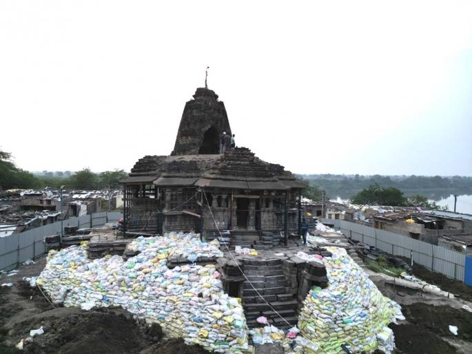 Great! Reconstruction of historical buildings, temples by removing one stone at a time | भारीच! एक एक दगड बाजूला काढून ऐतिहासिक वास्तू, मंदिरांची होतेय पुन्हा उभारणी Great! Reconstruction of historical buildings, temples by removing one stone at a time | भारीच! एक एक दगड बाजूला काढून ऐतिहासिक वास्तू, मंदिरांची होतेय पुन्हा उभारणी